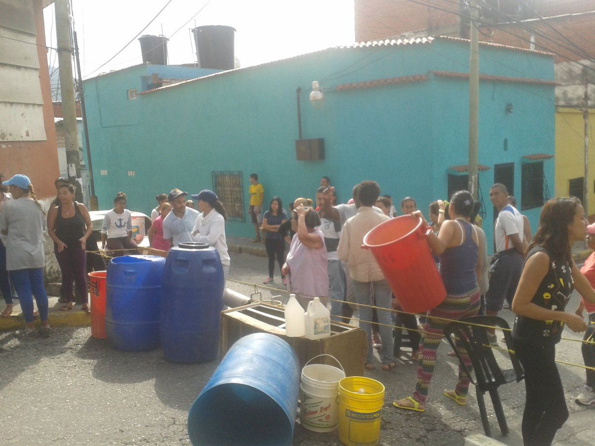 Vecinos de San José de Cotiza trancaron las calles en protesta por falta de agua #5Oct