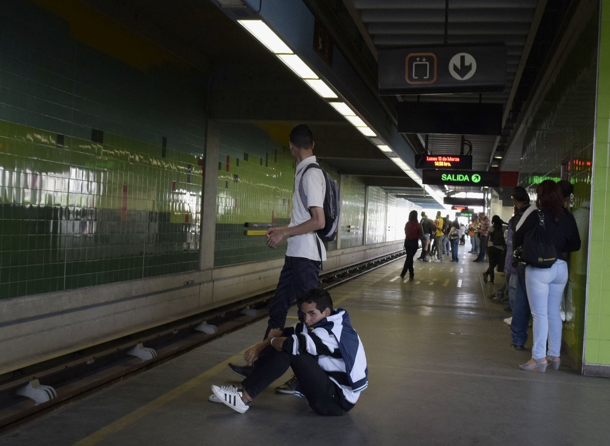 Reportan cierre del Metro de Los Teques por hurto de cables #16Oct