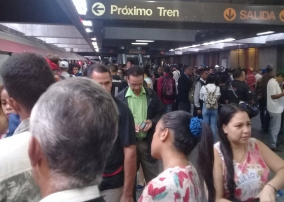 Reportan fuerte retraso en el Metro de Caracas #25Oct
