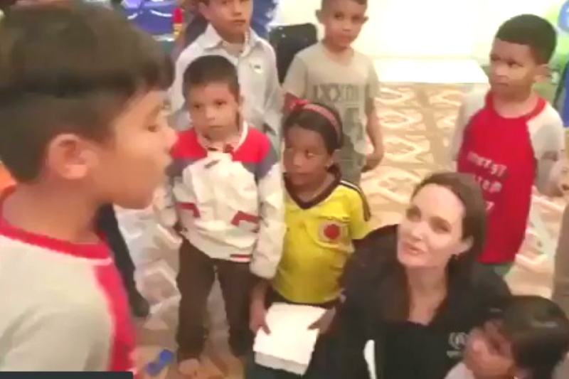 El pequeño niño que derritió a Angelina Jolie cantando el tema “Venezuela” (+Video)