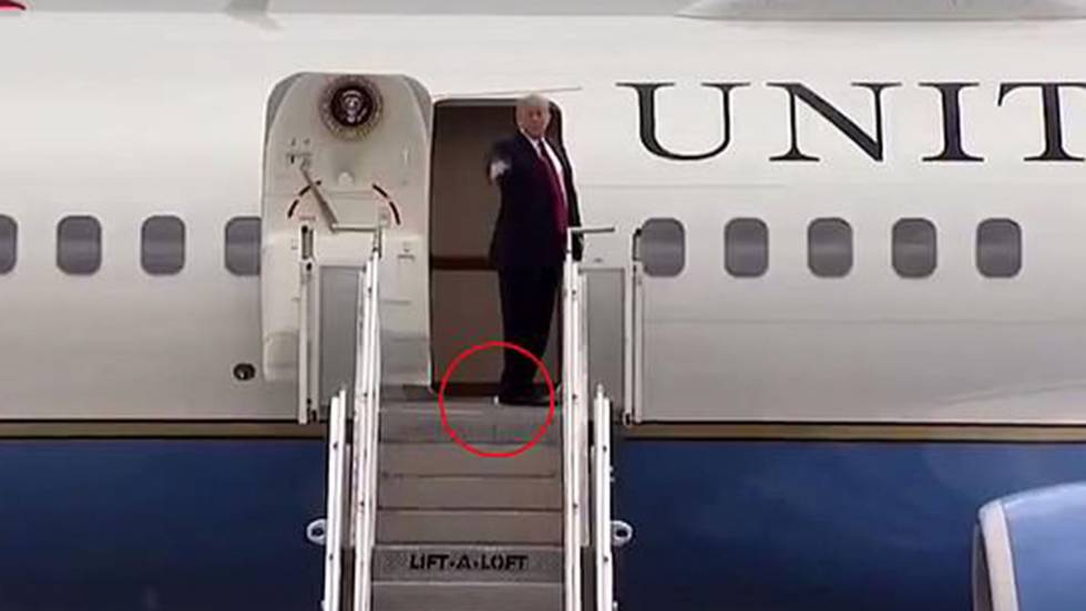 Trump sube al Air Force One con papel tualé pegado al zapato (video)