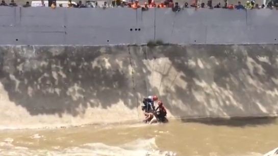 EN VIDEO: Bomberos hallaron cadáver en el río Guaire a la altura de Las Mercedes #25Oct