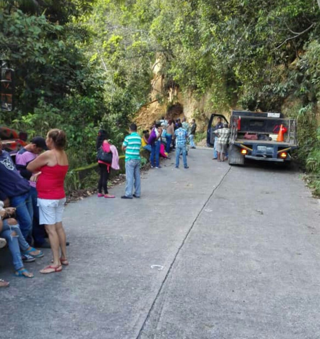 Deslizamiento de tierra impide acceso a Choroní  #12Oct