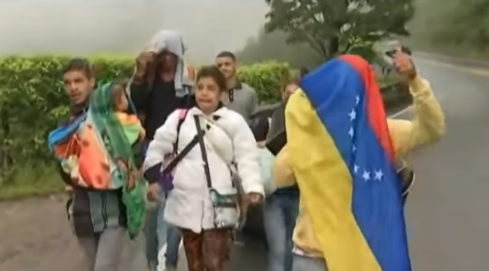 Con bebés en brazos venezolanos caminan por las carreteras de Colombia (video)