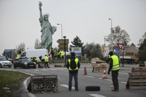 Francia suspende alza del combustible y congela precio de luz y gas tras protestas