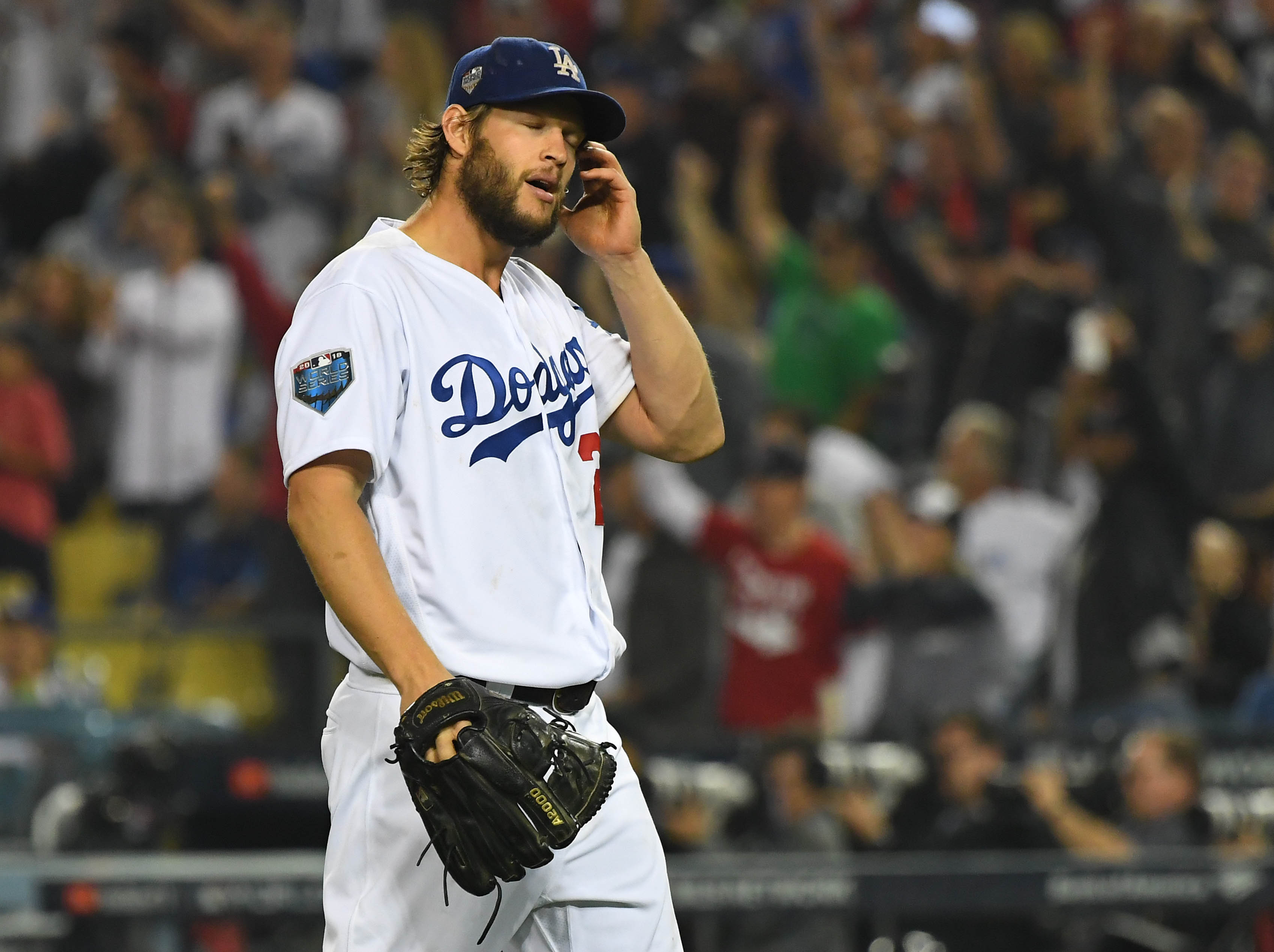 Lanzador Clayton Kershaw renueva por tres años su contrato con los Dodgers