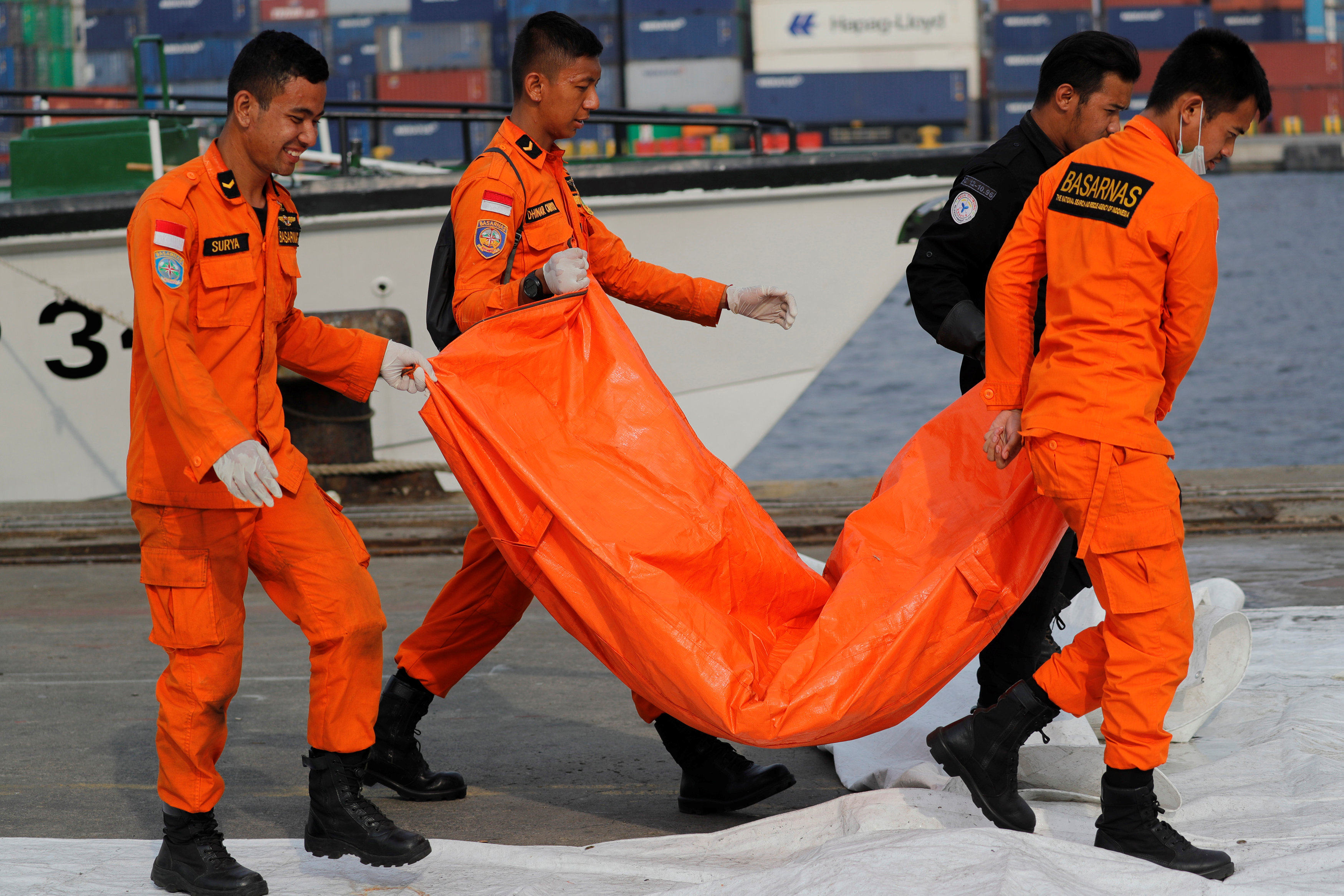 Amplían tres días la búsqueda del avión Lion Air que se estrelló en el mar de Java