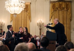 Federación Internacional de Periodistas denuncia sanción contra reportero de CNN en la Casa Blanca
