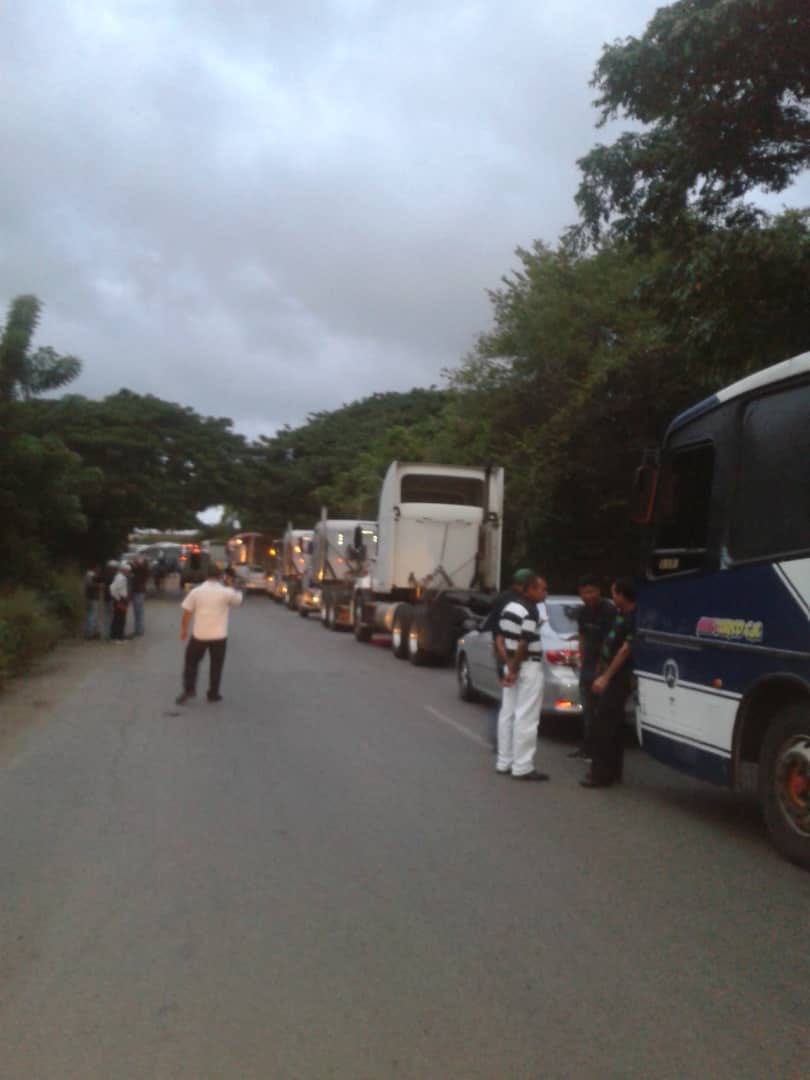 Trancan la carretera Barcelona-Caracas por muerte de un colector #29Nov