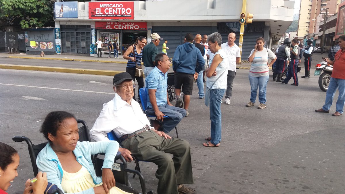 Pacientes renales trancan avenida Bolívar en Maracay para exigir tratamiento de diálisis #15Nov