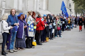 Realizan una cadena humana contra el Brexit frente a Downing Street