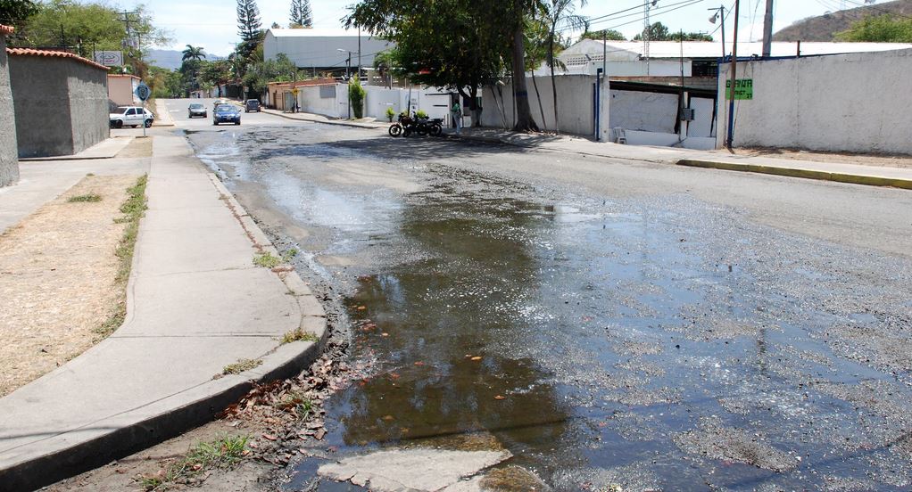 Vecinos de Naguanagua tienen dos años soportando un bote de aguas negras (Fotos)