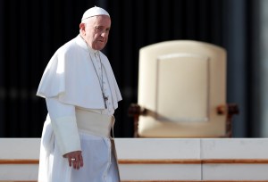El papa Francisco invita a víctimas de abusos a reunión de obispos en febrero