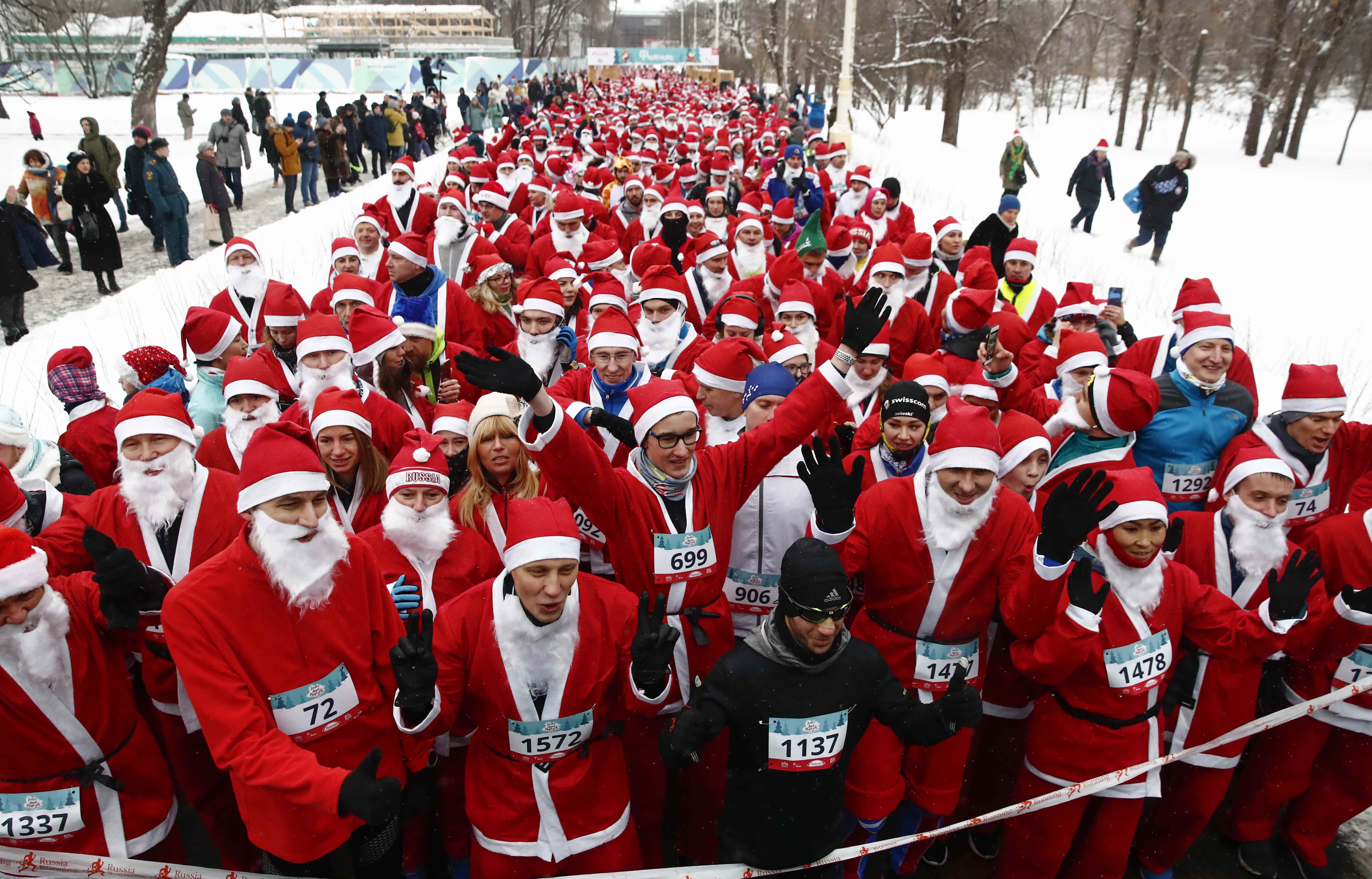 En el frío invierno ruso, miles corren disfrazados de Santa por una causa benéfica (Fotos)