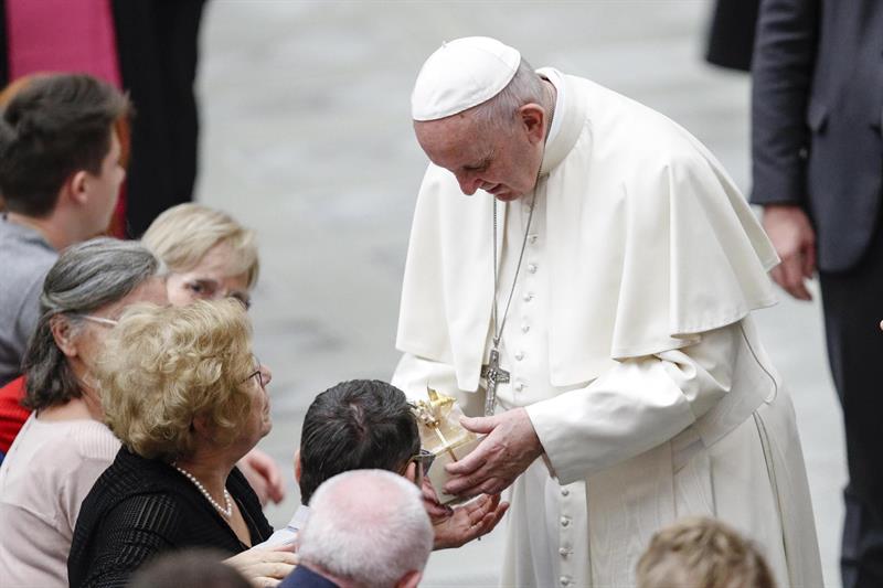 El Papa pide no ceder ante situaciones negativas de cierre y rechazo