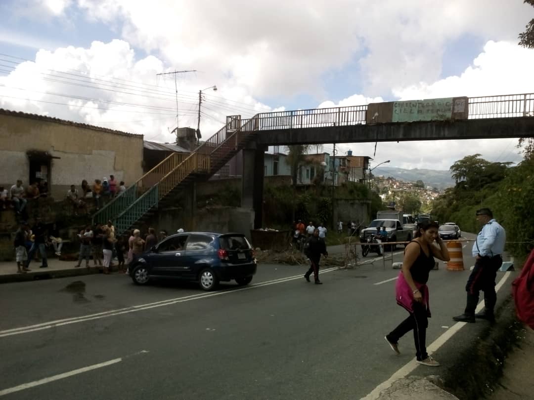 Vecinos protestan en el kilómetro 27 de La Panamericana por falta de agua y gas #17Dic
