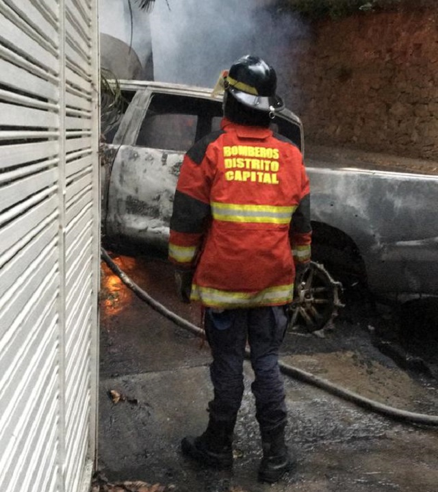 Camioneta choca y se incendia en Los Naranjos de Las Mercedes. Ileso el conductor (fotos+video)