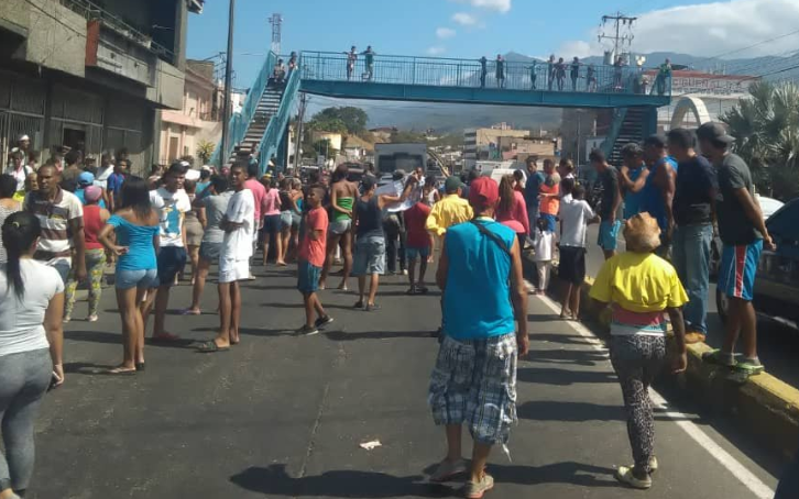 Protestan en Catia La Mar luego de tres meses sin suministro de agua #19Dic (Fotos y video)