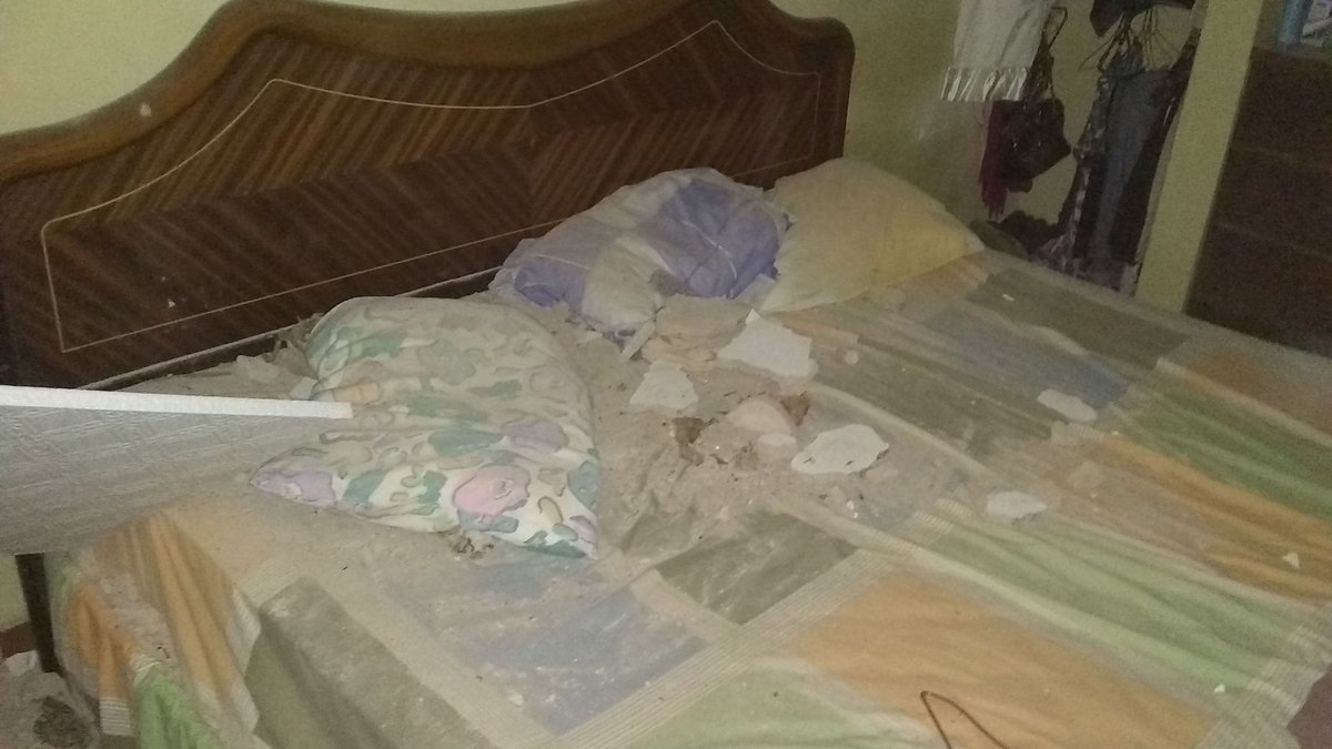 ¡Aterrador! Parte del techo les cayó sobre la cama durante el sismo #27Dic (fotos)