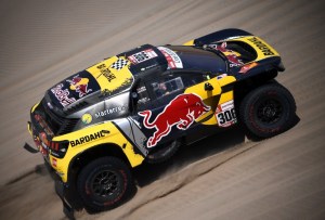 Loeb gana su tercera etapa del Rally Dakar y asciende en la clasificación general de autos