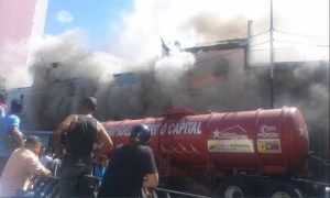 Un incendio se registró en la Avenida Sucre de Catia (Fotos)