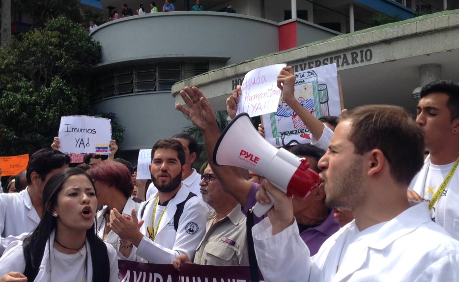 Estudiantes piden frente al Hospital Universitario ingreso de la ayuda humanitaria #30Ene (Fotos y Video)