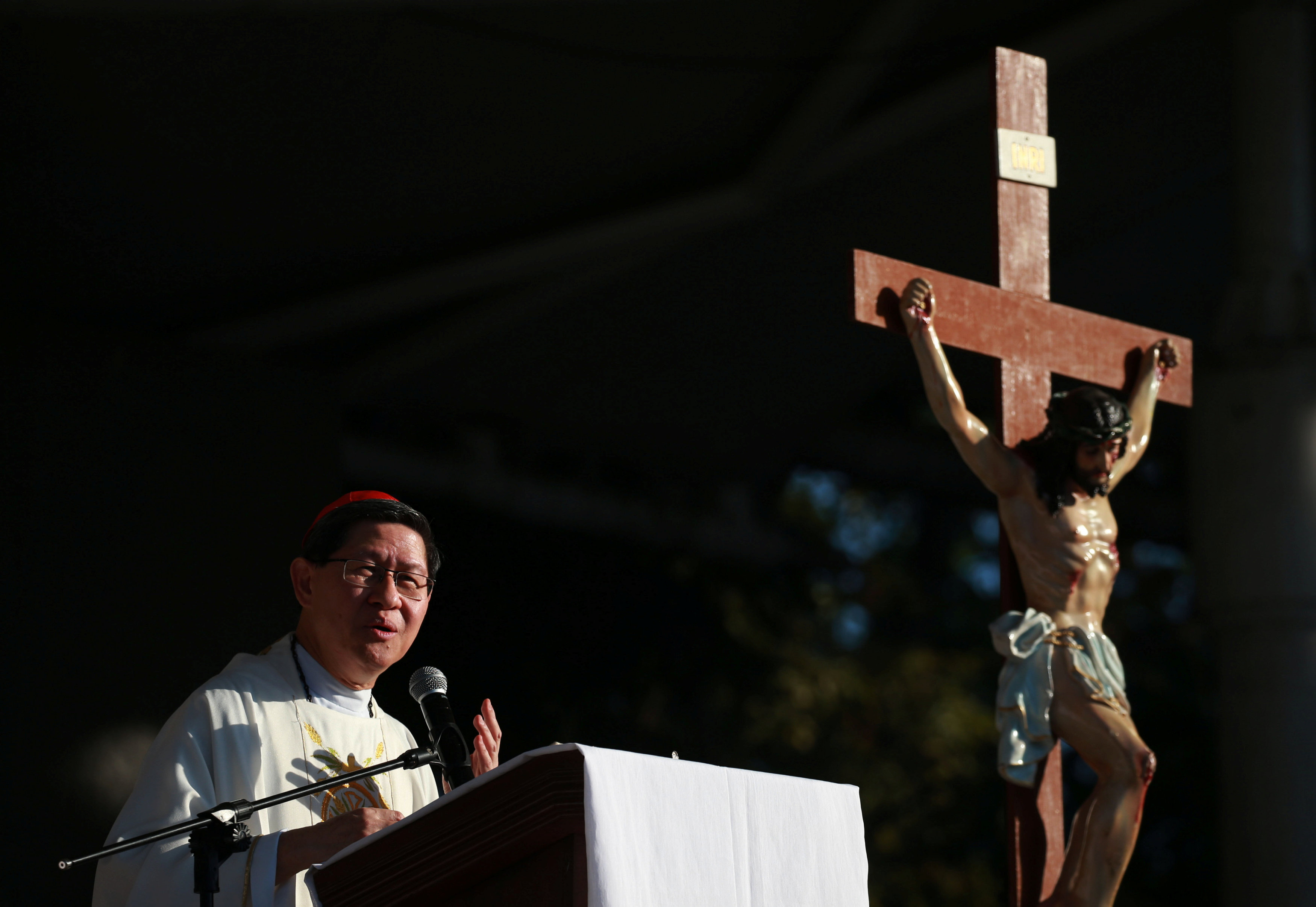 Cardenal filipino Tagle carga contra quienes cerraron los ojos ante abusos