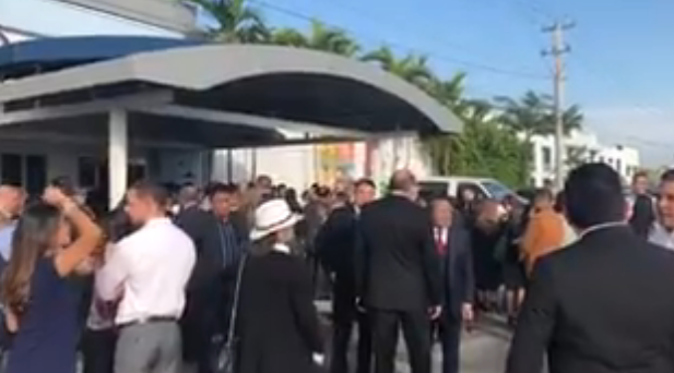 Así esperan la llegada de Mike Pence en Miami (video)