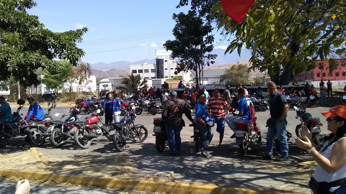 Motorizados tomaron los alrededores de la 42 Brigada en Maracay #23Feb (fotos y videos)