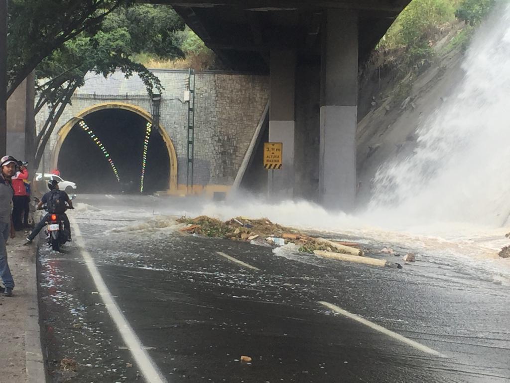 Cascada tras ruptura de tubo matriz impide paso frente al túnel La Planicie (VIDEOS)