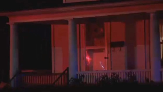 FOTOS: Mujer encendió dinamita creyendo que era una vela durante un apagón y casi vuela su casa