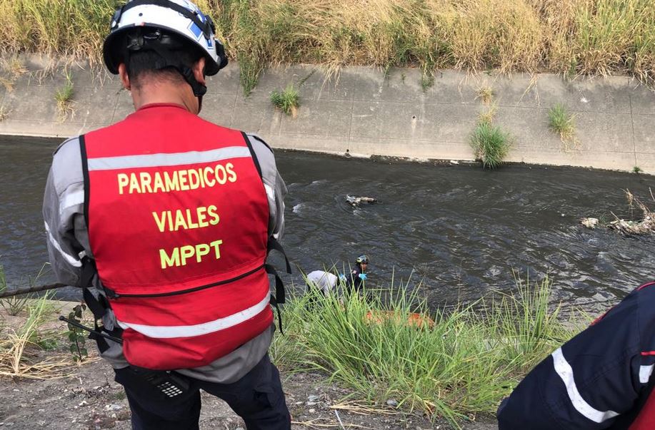 Hallan cadáver flotando en las aguas del río Guaire, cerca de El Paraíso (FOTOS)