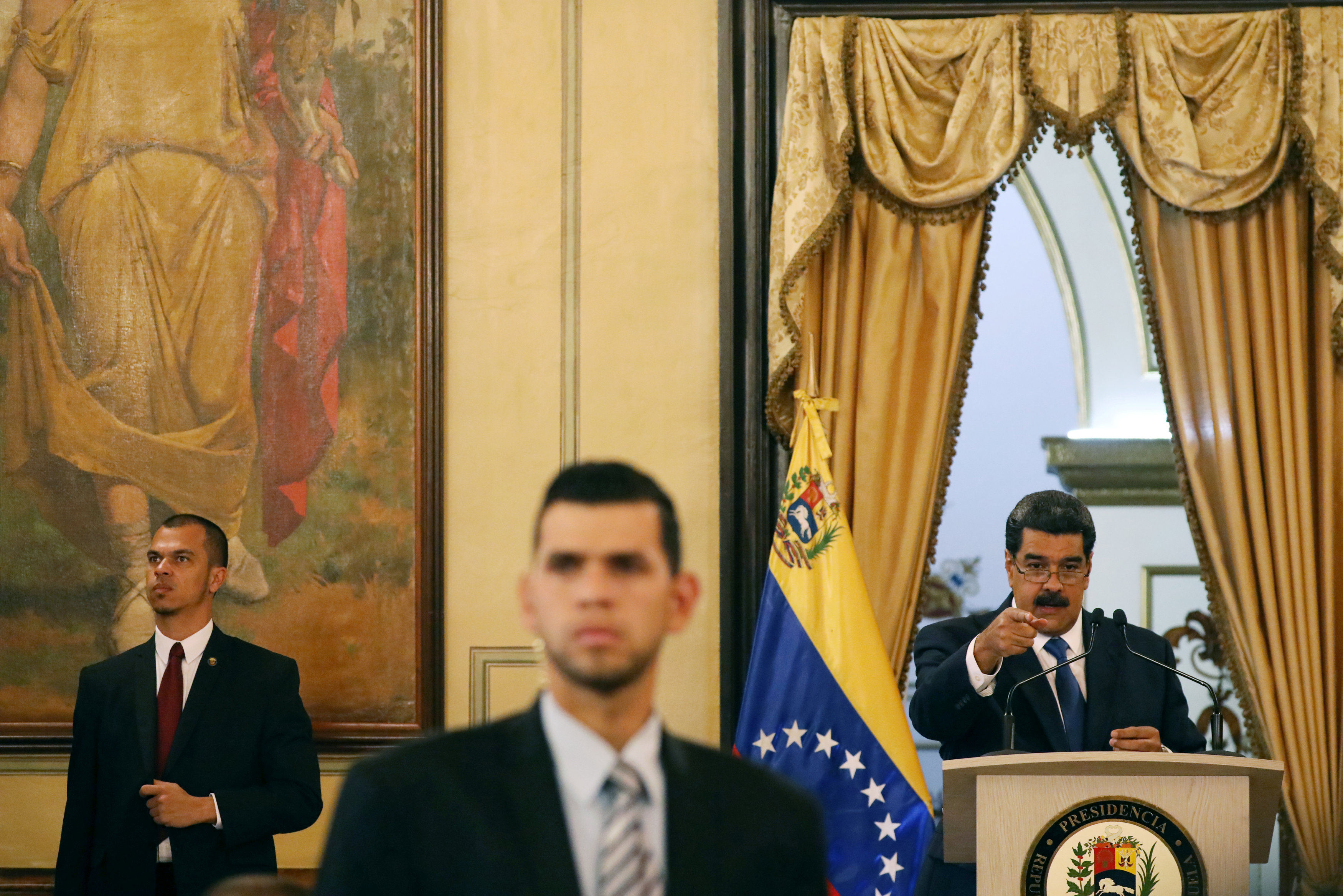 Mira a Maduro rodeado de guardaespaldas en el Salón Simón Bolívar DENTRO de Miraflores (FOTOS)