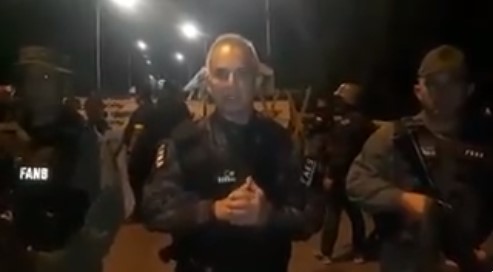 VIDEO: Freddy Bernal amaneció parado en la frontera disfrazado de Robocop