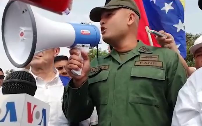 Mayor del Ejército venezolano desconoce a Maduro y se pone a la orden de Guaidó #23Feb (VIDEO)