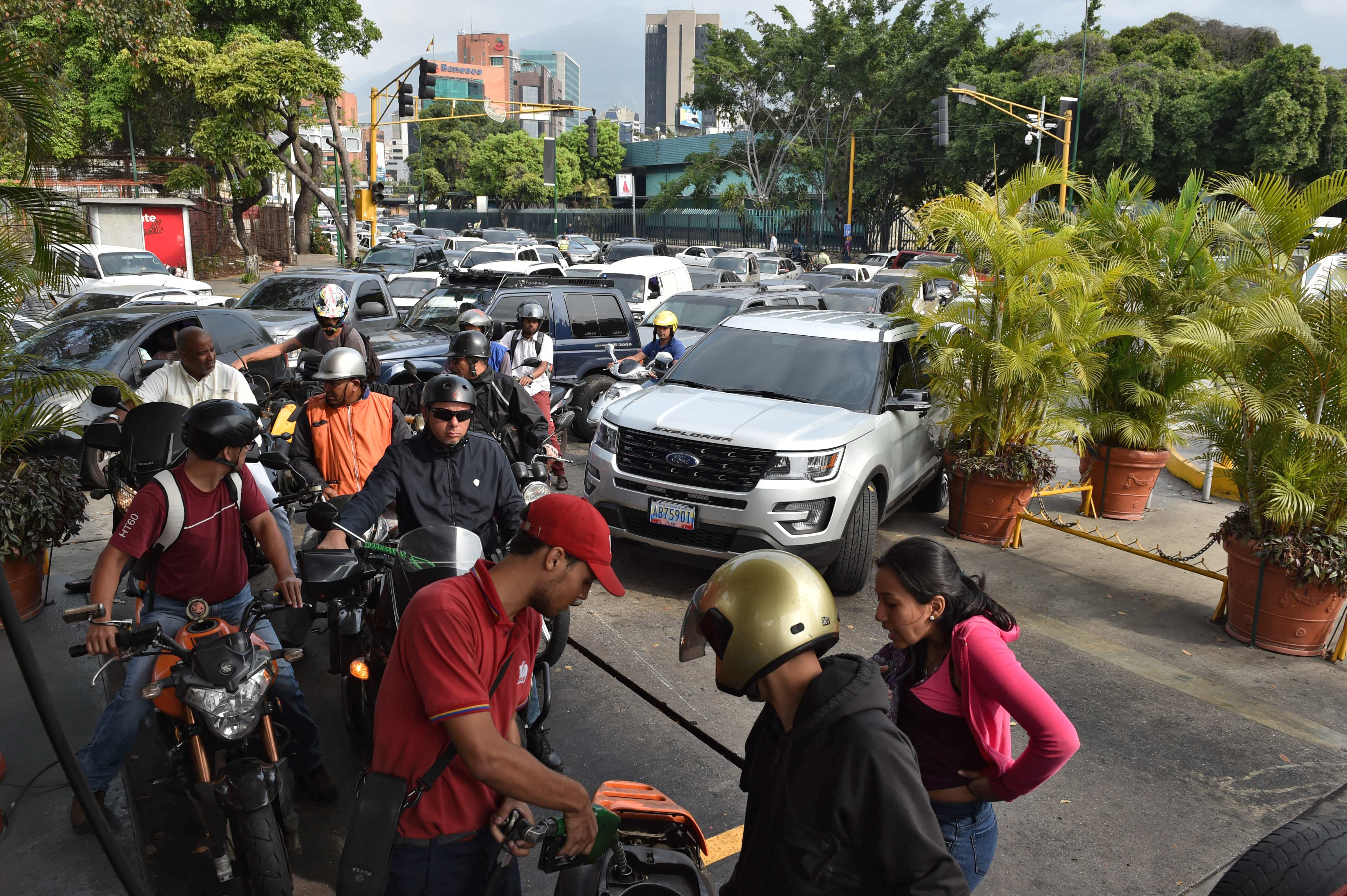 No sólo son los cortes eléctricos… Ahora advierten que podría escasear la gasolina