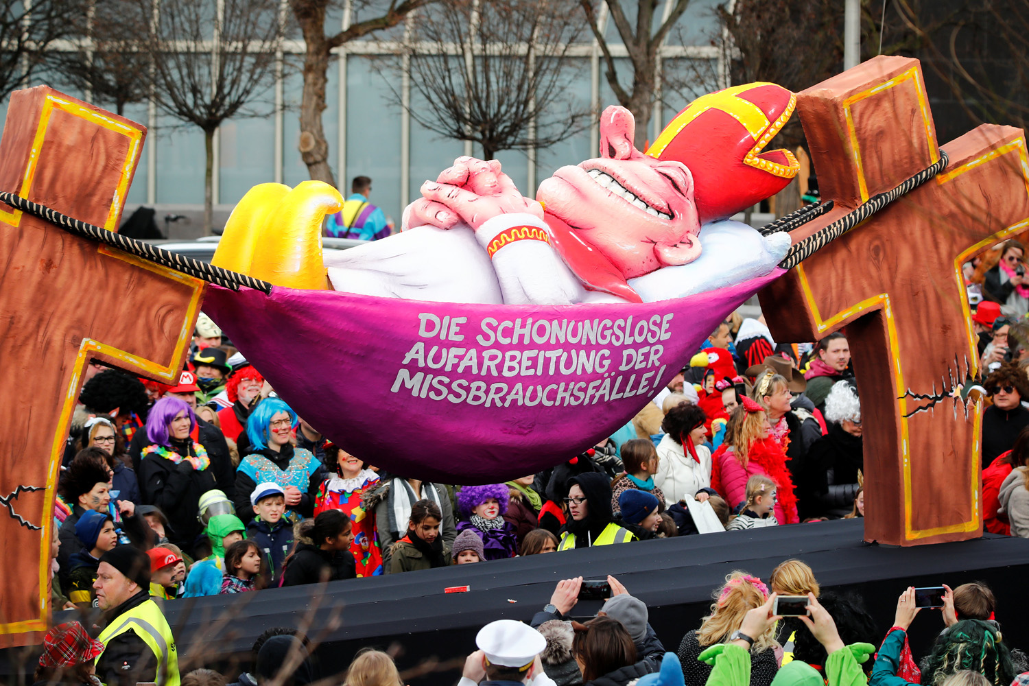 En imágenes: Las controversiales carrozas del Carnaval en Alemania