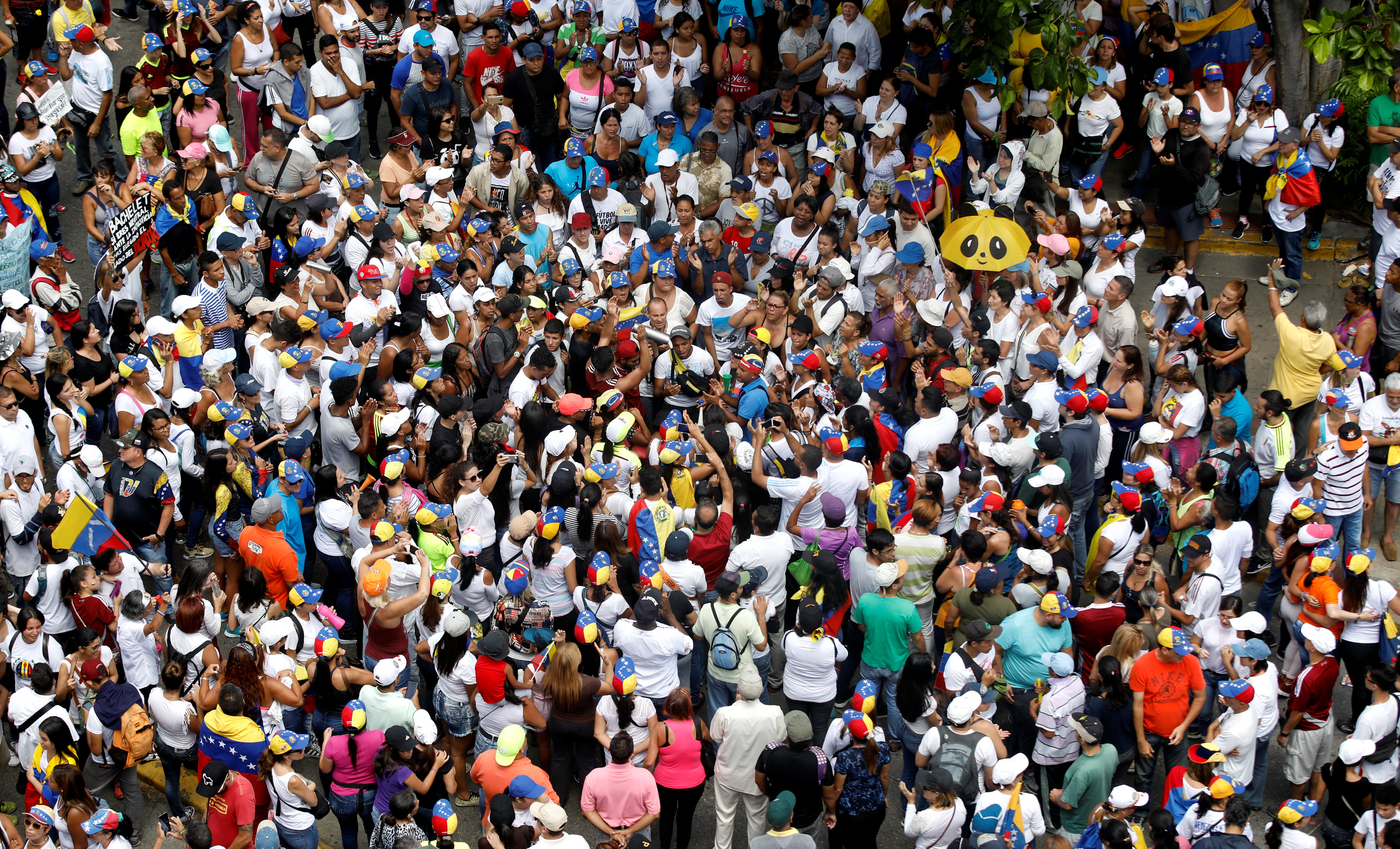 VIDEO: Momento en que miembros de la PNB se retiran de manifestación en Santa Mónica y deciden no reprimir