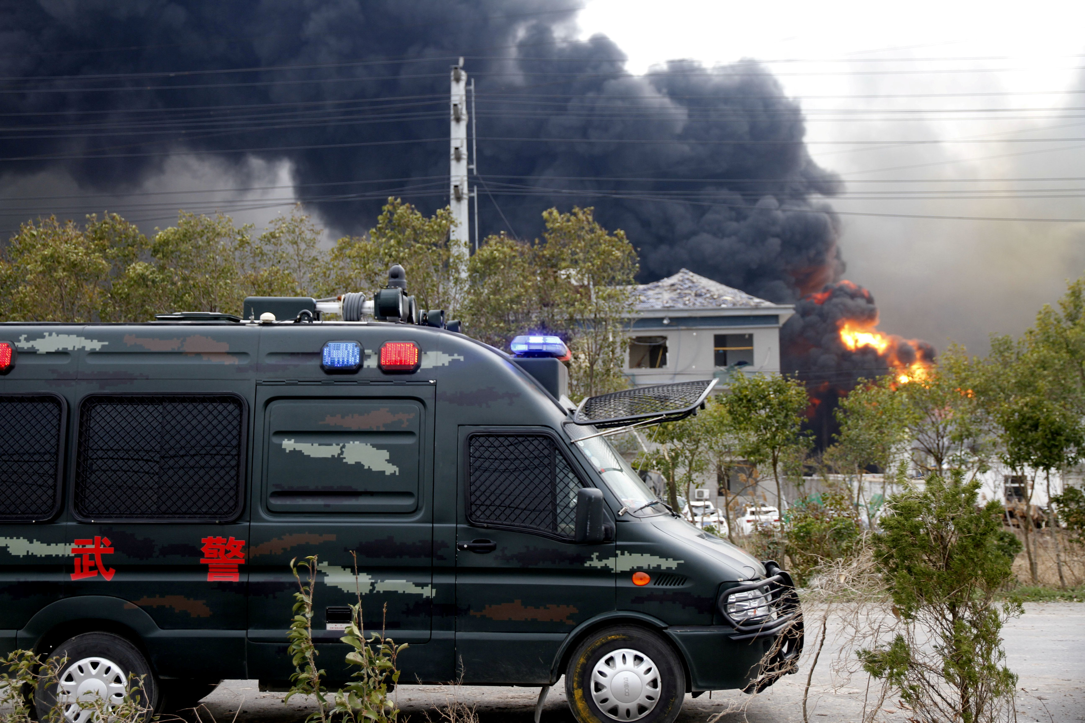 Al menos seis muertos por explosión en una planta química en el este de China (Fotos)
