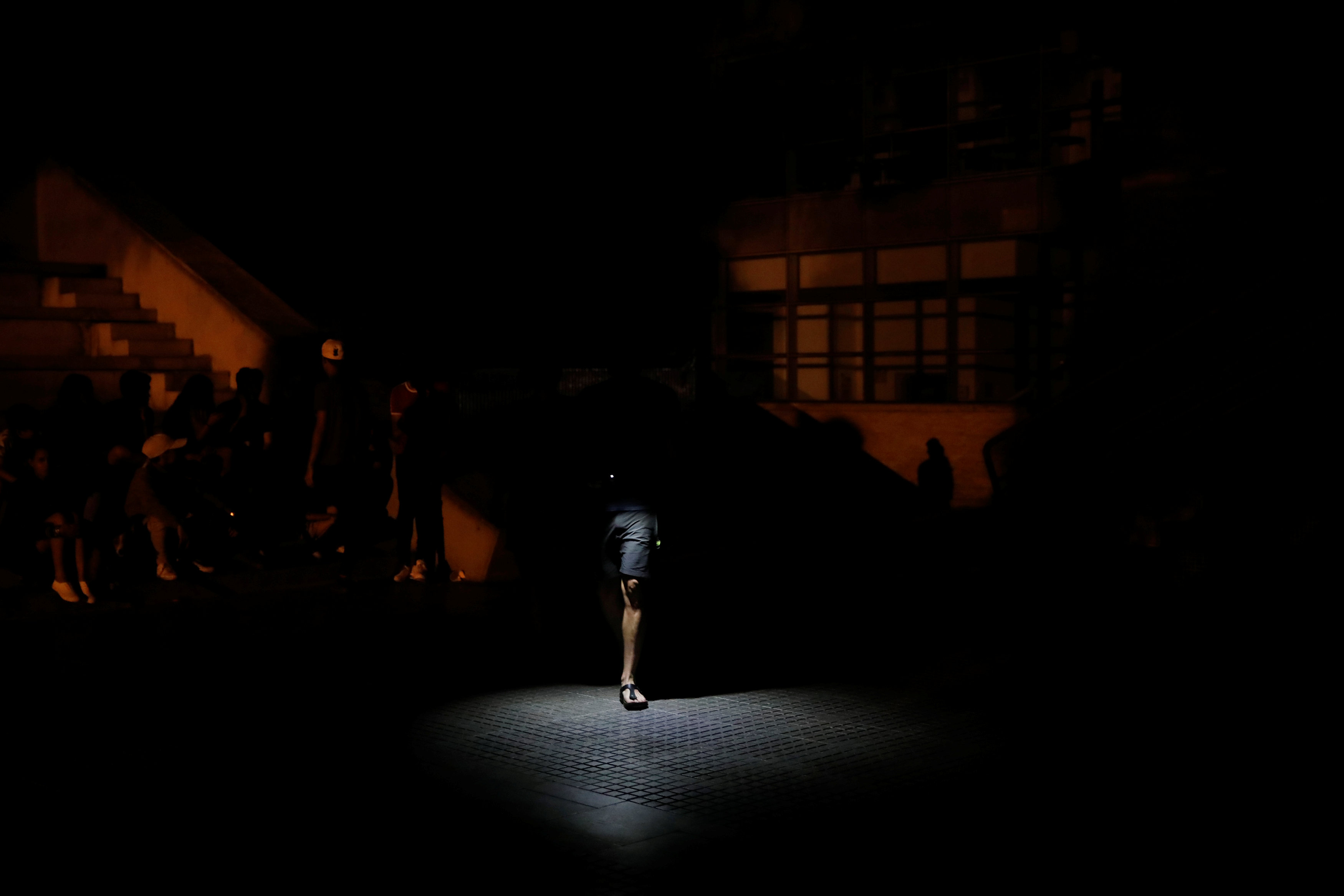 Venezolanos padecen otro corte de luz masivo en 21 estados durante la noche del #30Mar