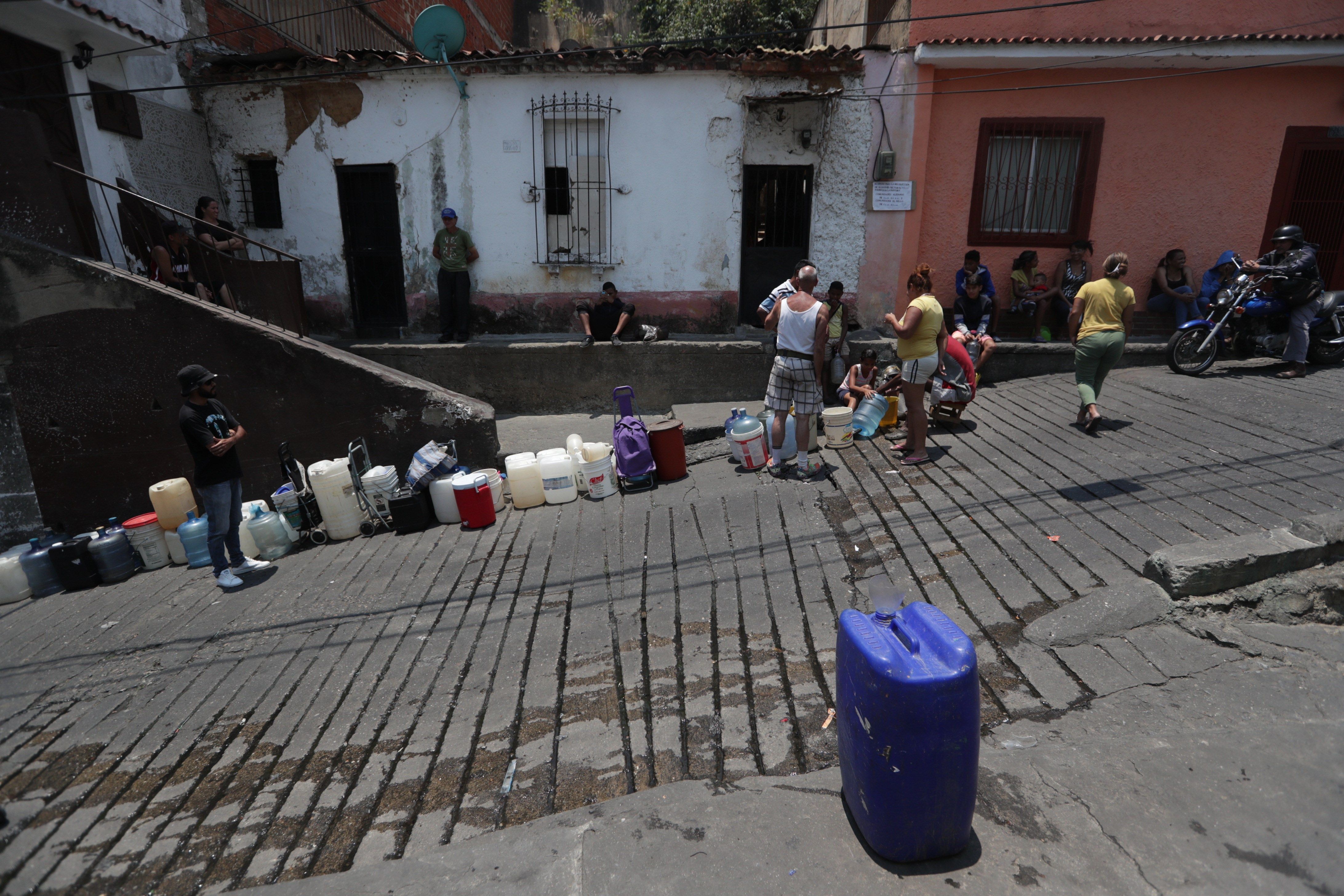 En tercer día de apagón rojo, caraqueños desesperados salen a las calles en busca de agua (FOTOS)