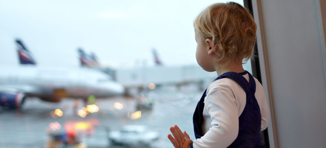 Olvidó a su bebé en el aeropuerto y obligó al avión a devolverse para recogerlo