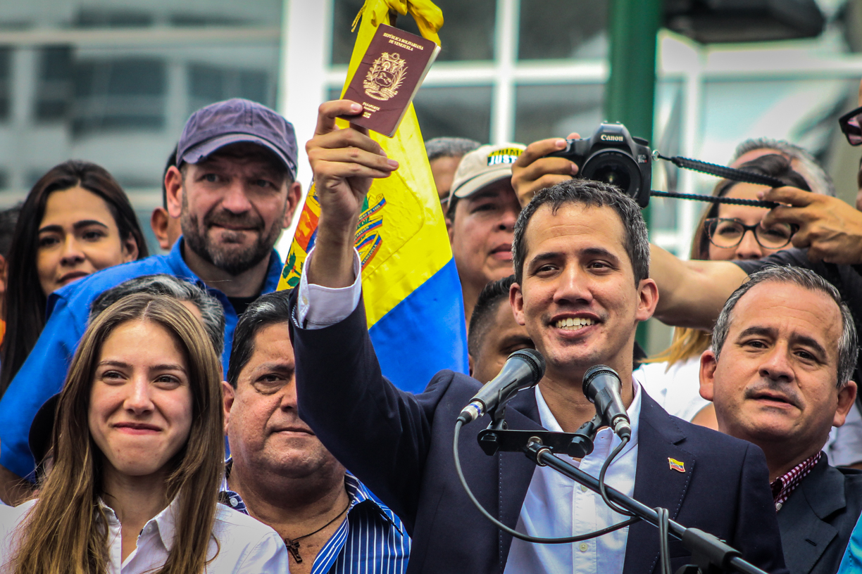 Juan Guaidó se los pasó a todos por la cara… “el pasaporte” (Fotos+Videos)