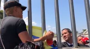 “No es fácil no tener paz”: El conmovedor mensaje de una venezolana en Ecuador a Guaidó (Video)
