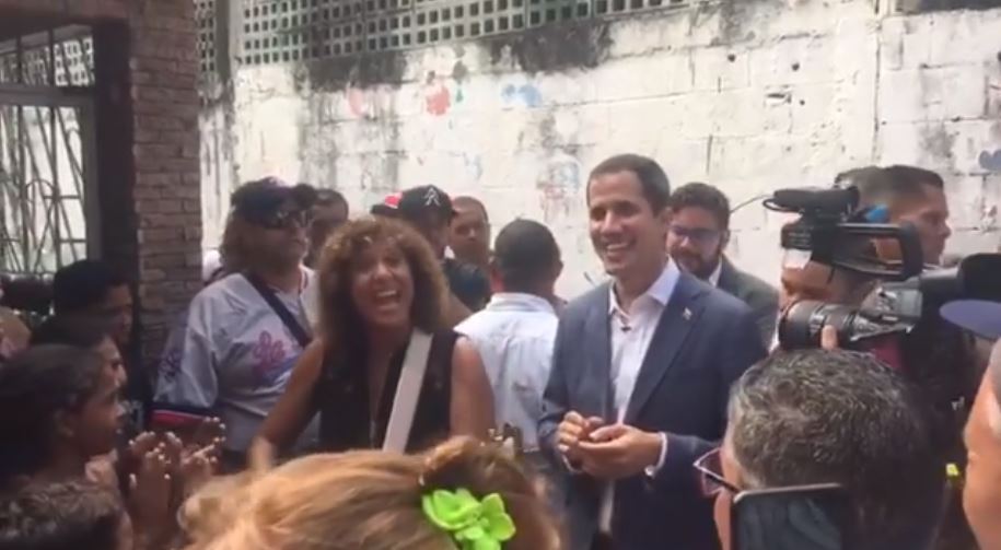 Así cantó Guaidó junto a la artista Rosana Arbelo durante su visita en La Guaira (VIDEO)