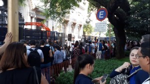 Venezolanos en Argentina se concentran en la cancillería de Buenos Aires para esperar a Guaidó