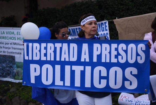 Nicaragua excarcela a 50 presos políticos en medio de diálogo con opositores