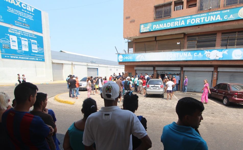 Lanzan bomba lacrimógena para saquear panadería en el centro de Maracaibo