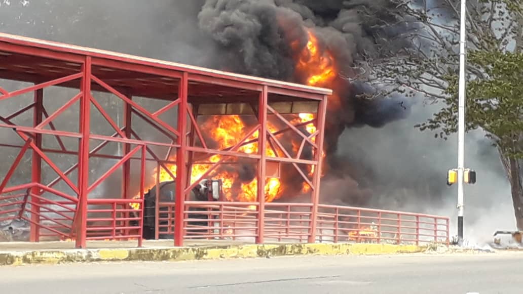 Gandola de gasolina se volcó e incendió frente al parque Cachamay (VIDEO)