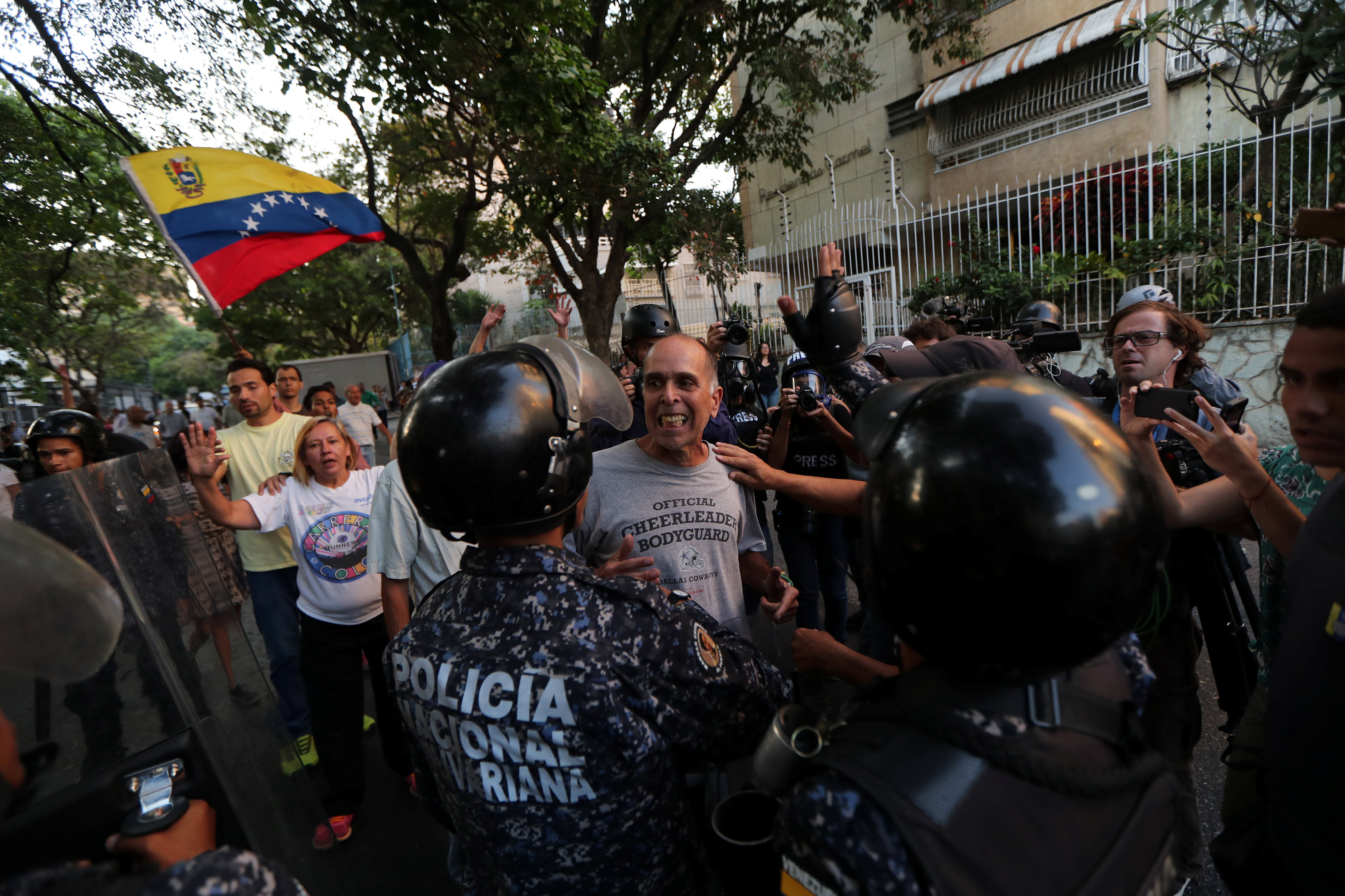 No venimos a agredirlos, sino a protegerlos dice PNB a manifestantes en San Bernardino (Video)